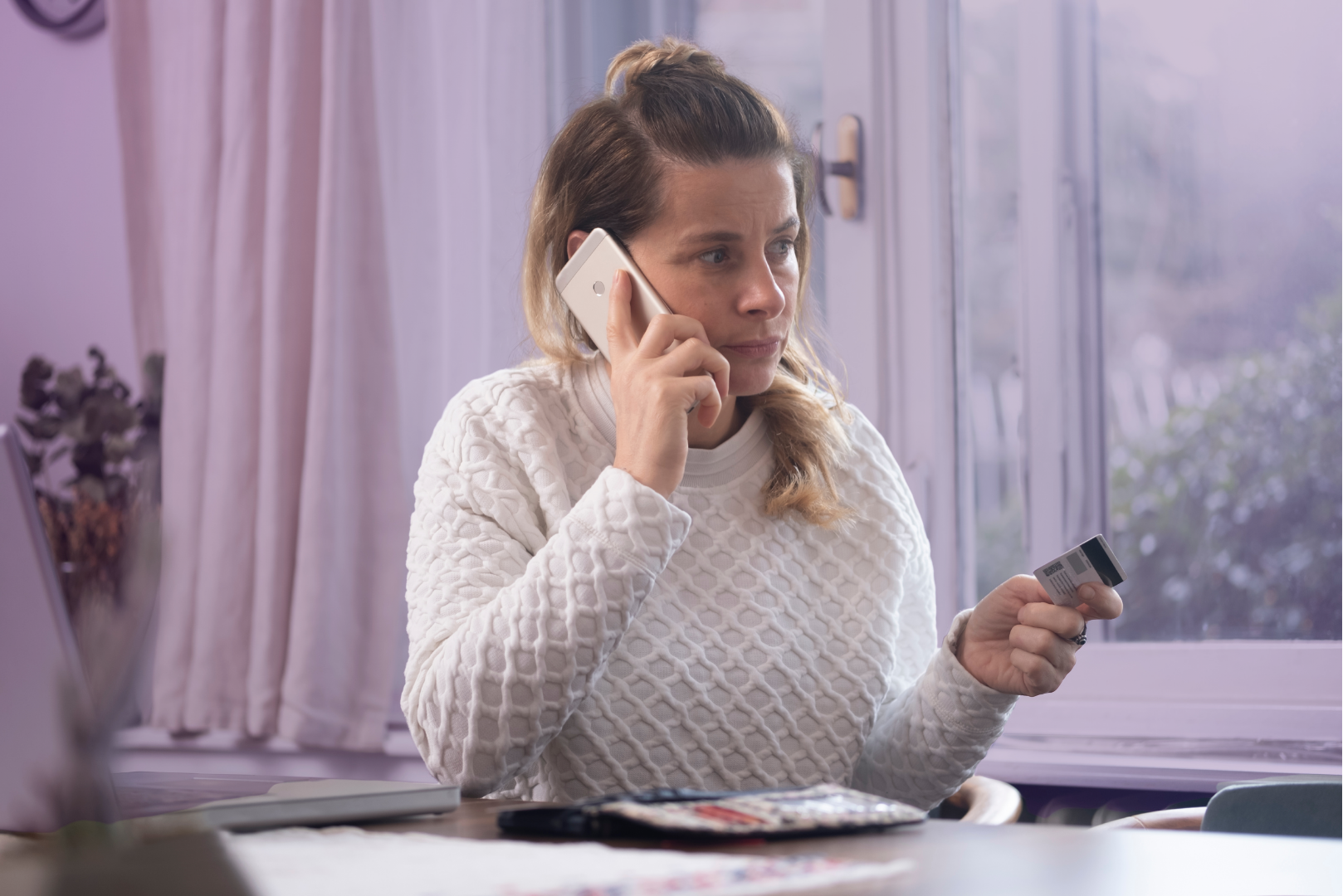 Adulto trabajando con seguridad en un portátil