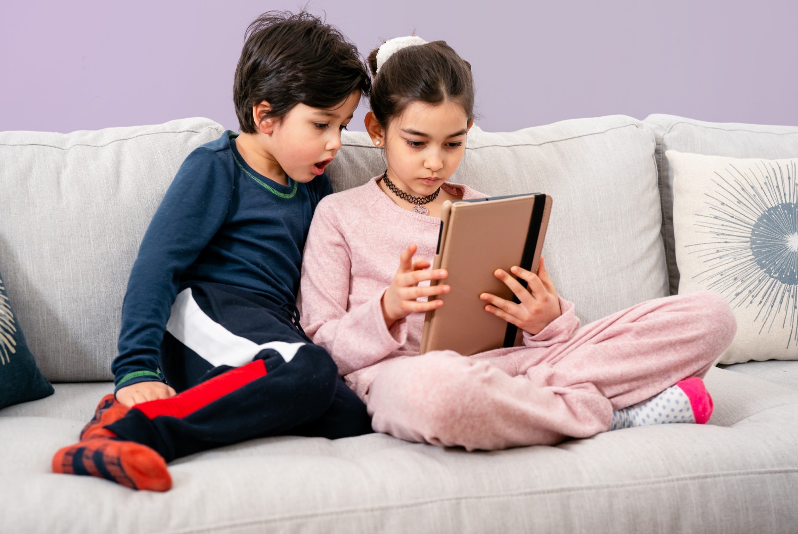 Niño usando una tablet de forma segura