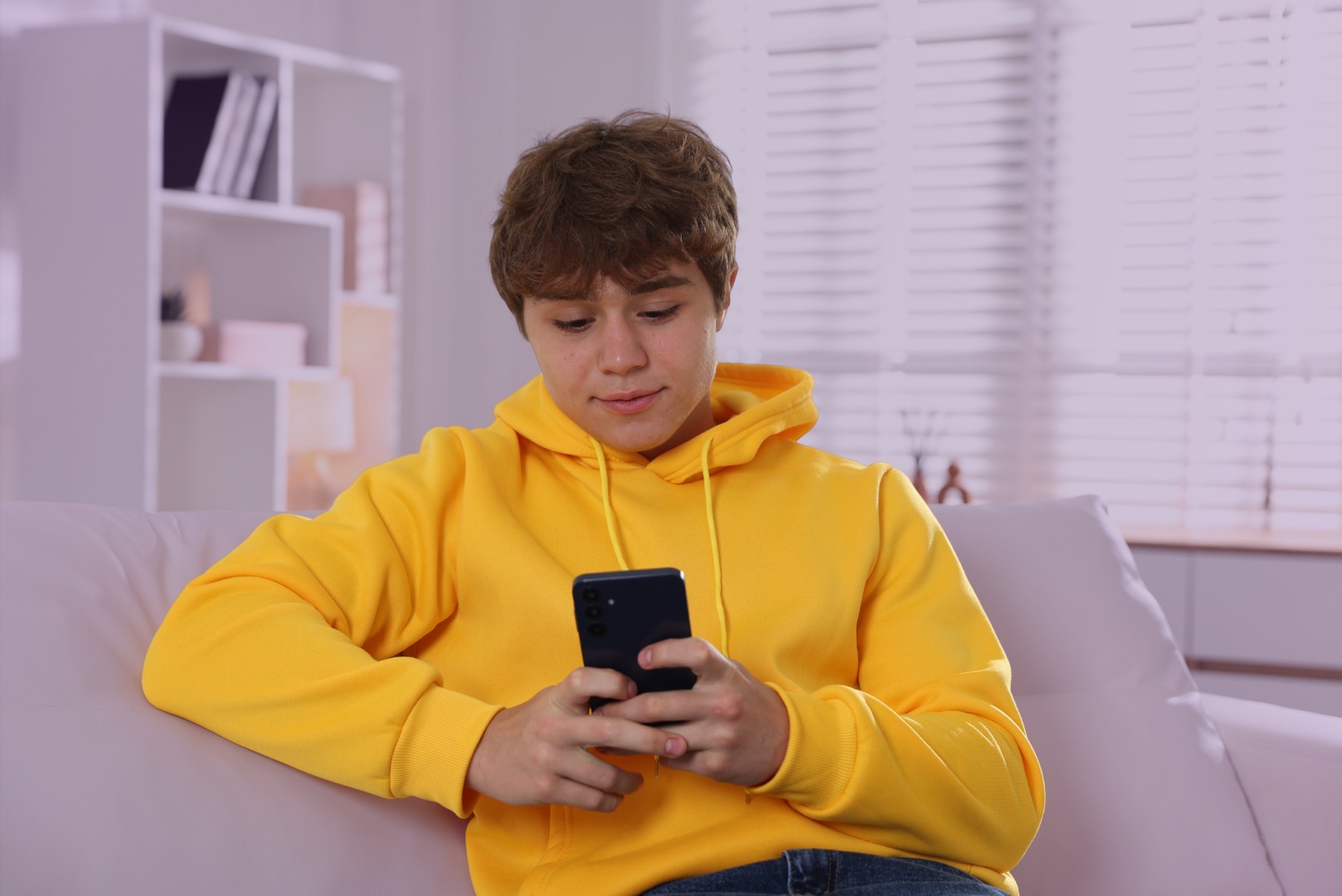 Niño usando tablet de forma segura