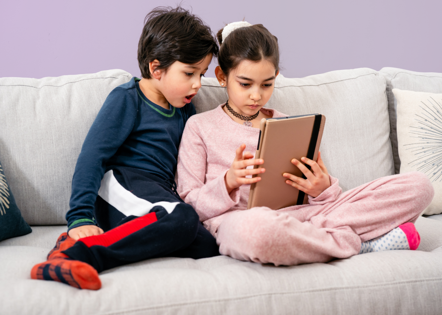 Niño usando tablet de forma segura