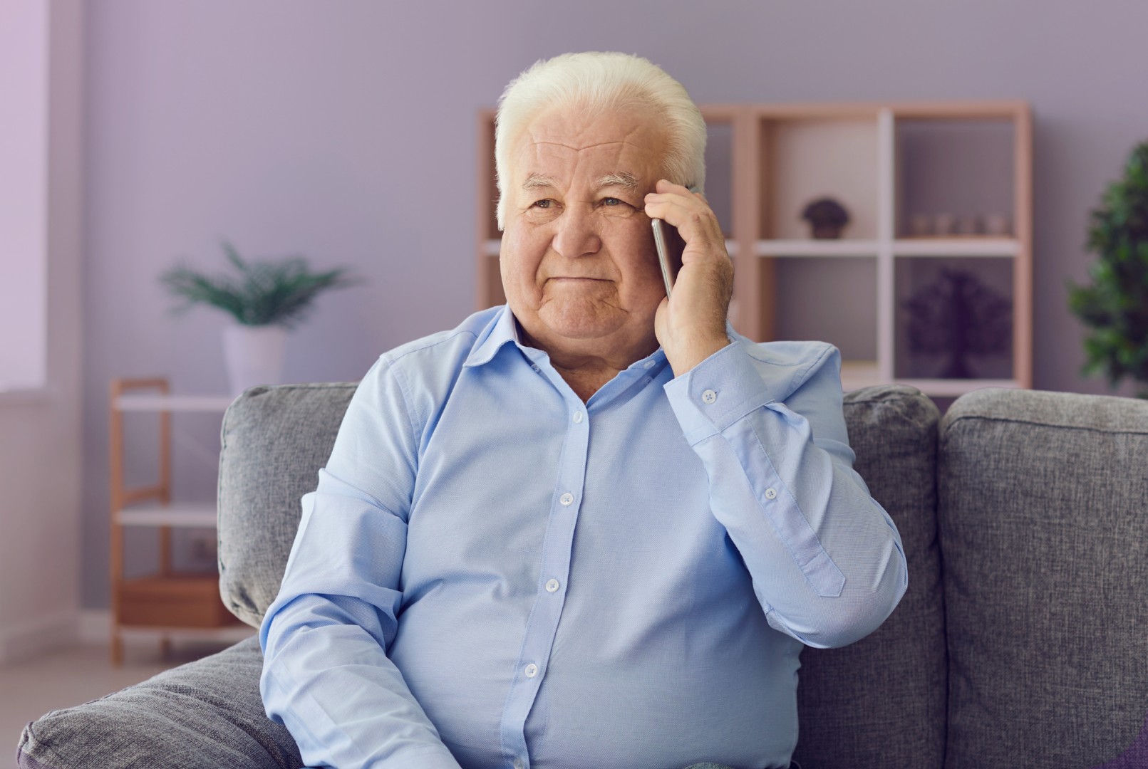 Abuelo hablando por teléfono